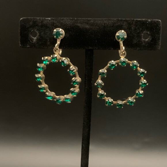 Vintage Emerald Green Rhinestone Gold Tone Circle Dangle Screwback Earrings - Picture 2 of 7